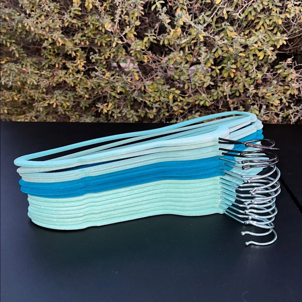 Velvet hangers heavy duty set of 16 counts, used-great condition.